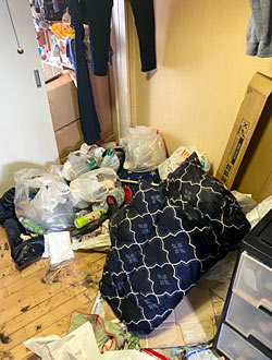 ゴミ屋敷の掃除作業前