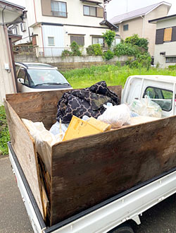 ゴミ屋敷の掃除作業中