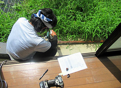 カーテンレール設置作業中